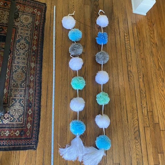 Two large pom-poms - Picture 4 of 4